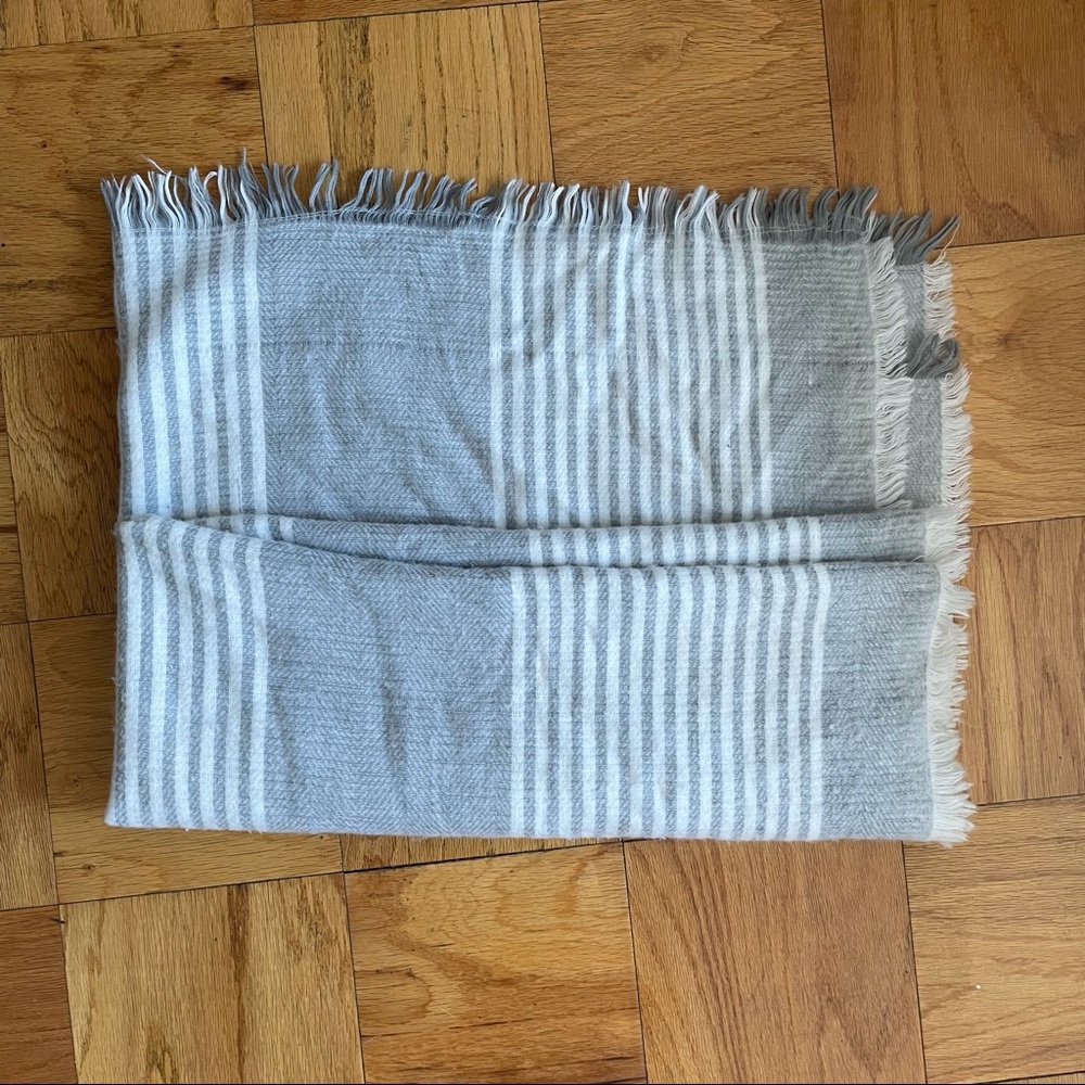 Zara scarf grey and white (or blanket)